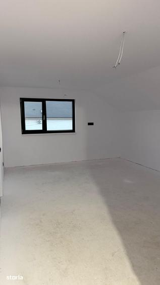 Casă cu 5 camere cu Teren 405 Mp în Crevedia
