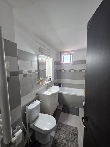 Apartament cu 3 camere semidecomandat în Far
