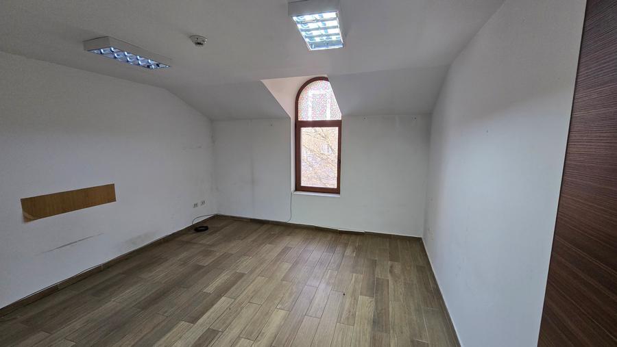Casă cu 11 camere cu Canalizare în Ultracentral