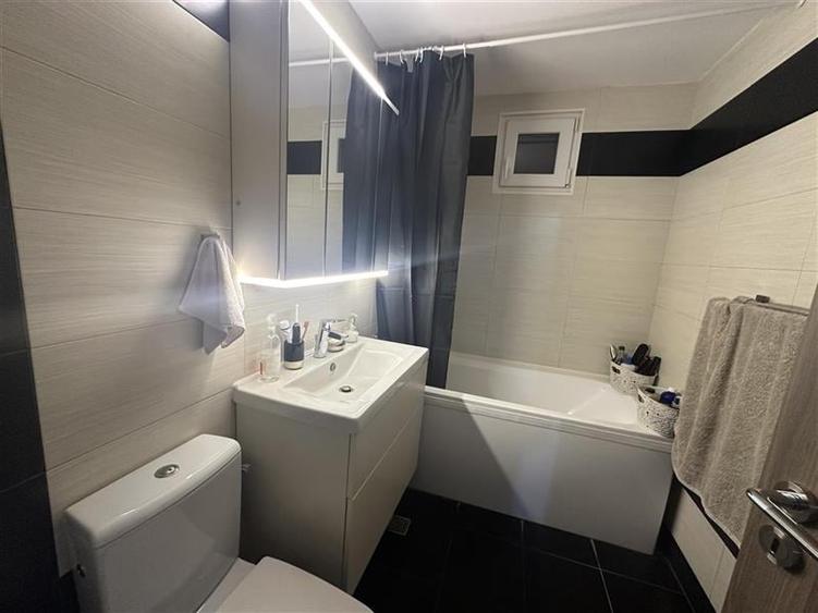 Apartament cu 3 camere decomandat, mobilat în Girocului