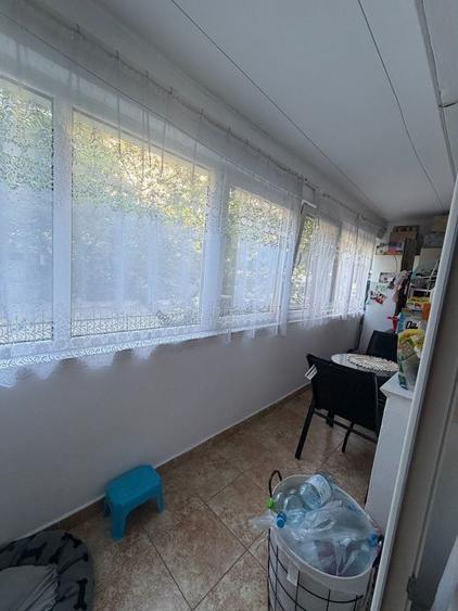 Apartament cu 3 camere semidecomandat, mobilat în Dristor