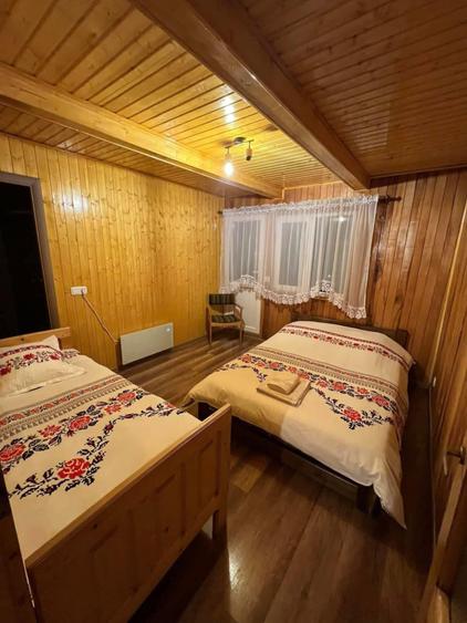 Casă individuală cu 8 camere cu Canalizare în Colibița