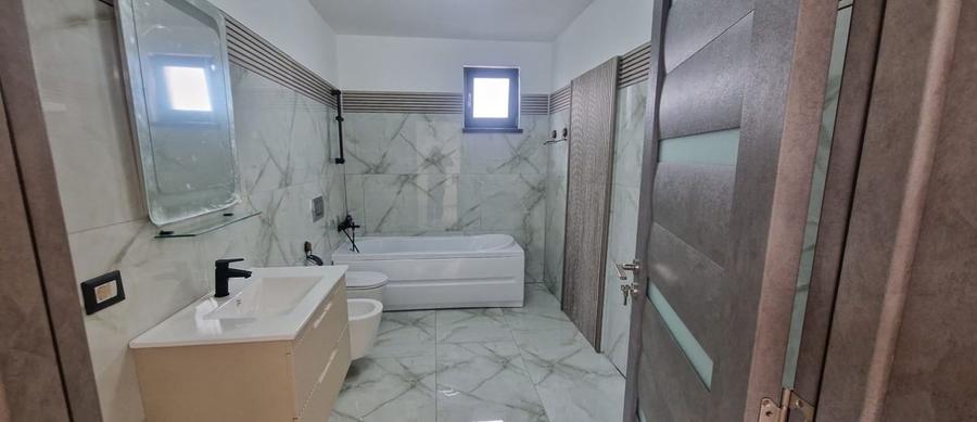 Casă individuală cu 4 camere cu Teren 570 Mp în Est
