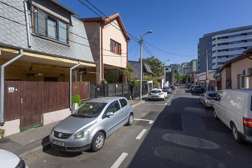 Casă individuală cu 4 camere cu Garaj în Titulescu