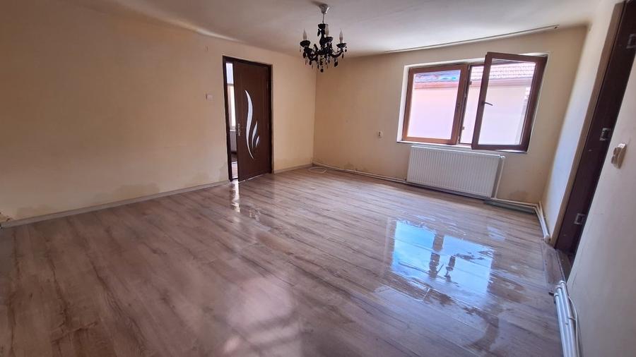 Casă cu 5 camere cu Garaj în Ghirodei