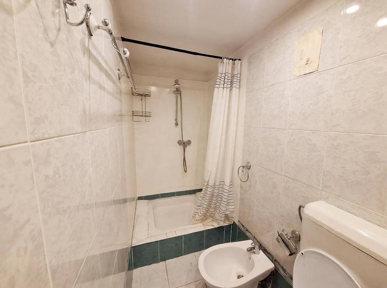 Apartament cu 3 camere semidecomandat, mobilat în Central