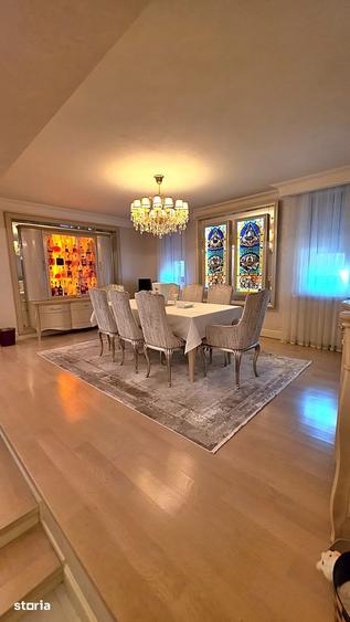 Casă cu 8 camere cu Teren 1223 Mp în Central