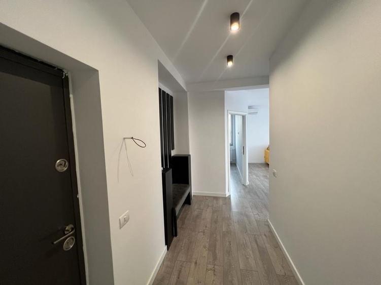 Apartament cu 3 camere decomandat în Est