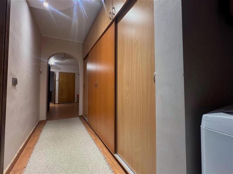 Apartament cu 3 camere decomandat, mobilat în Nicolina