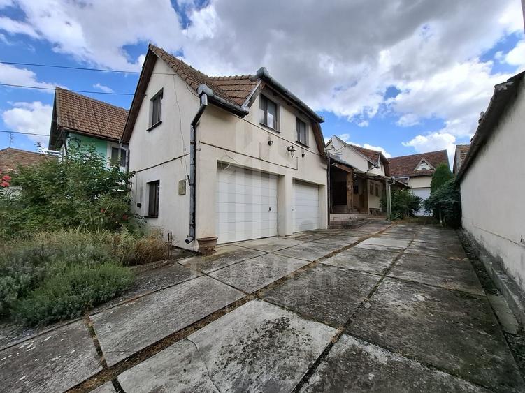 Casă individuală cu 6 camere cu Canalizare în Cornățel
