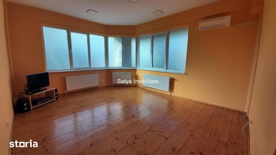 Spațiu comercial, de 385 mp, în Poarta 6