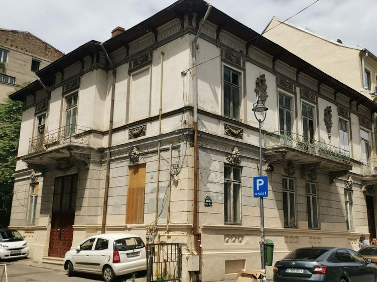 Casă individuală cu 17 camere cu Canalizare în Universitate