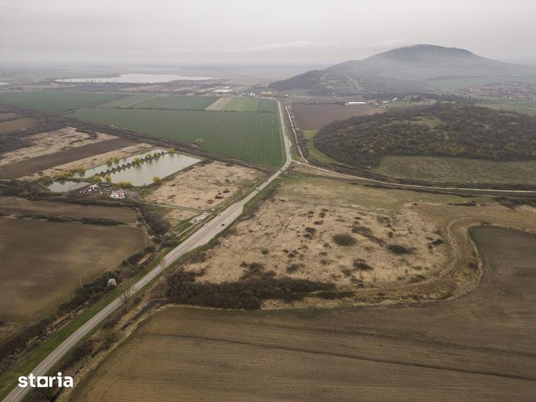 Teren de 8600 mp, în Ineu