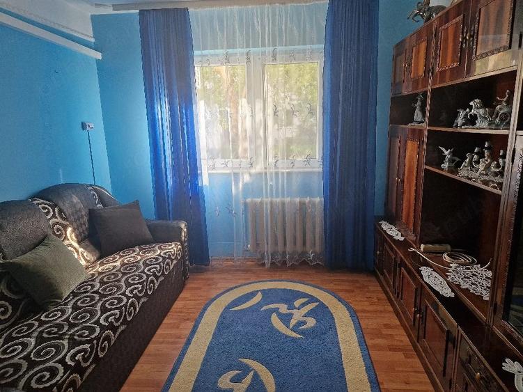 Apartament cu 3 camere semidecomandat în Ivănești