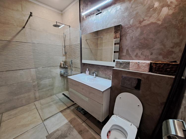 Apartament cu 5 camere decomandat, mobilat în Cotroceni