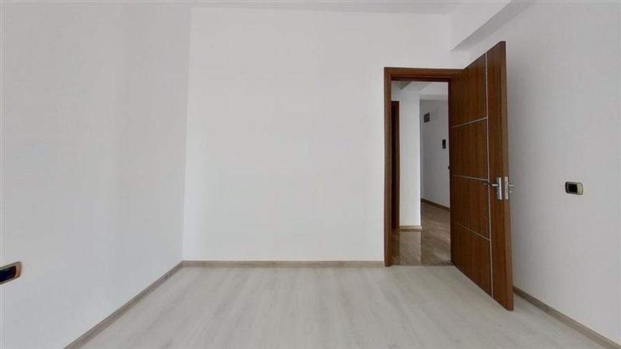 Apartament cu 3 camere decomandat, mobilat în Tractorul