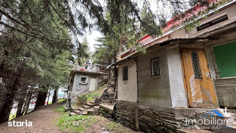Casă cu 5 camere decomandat cu Teren 100 Mp în Petros