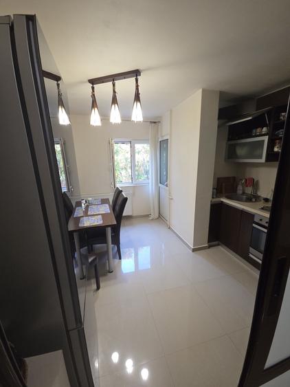 Apartament cu 3 camere decomandat în Aviației