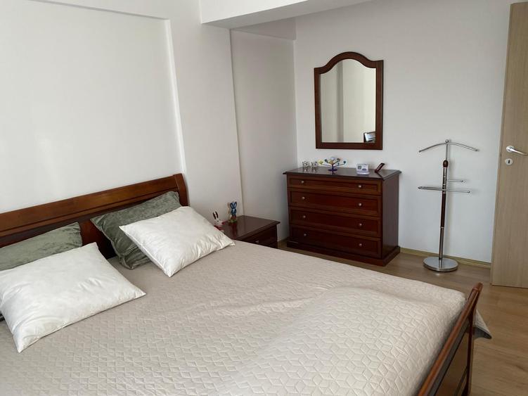 Apartament cu 3 camere semidecomandat, mobilat în Gara de Nord