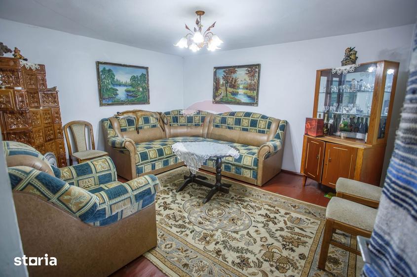 Casă cu 6 camere decomandat cu Teren 1100 Mp în Borca