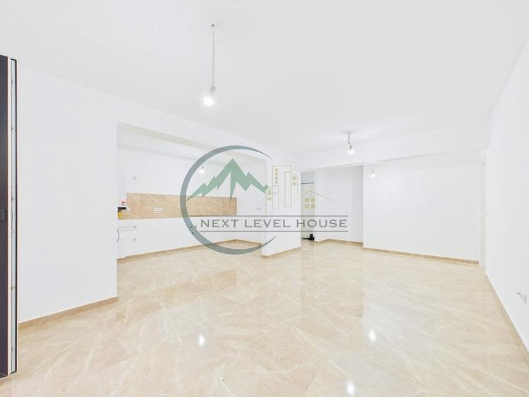 Apartament cu 3 camere decomandat în Tractorul