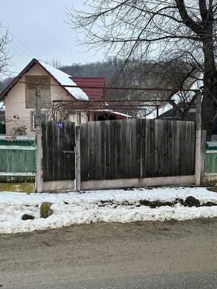 Casă cu 4 camere cu Teren 19200 Mp în Central