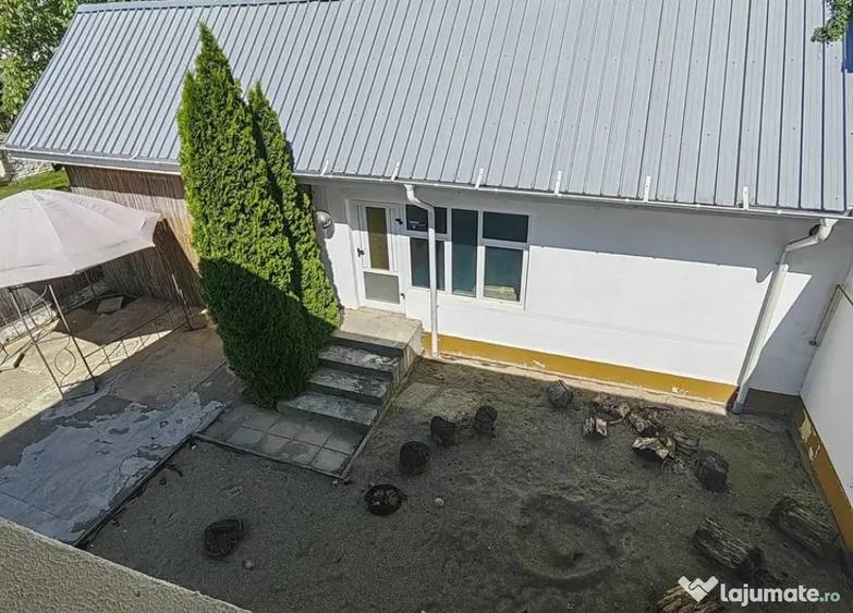 Casă cu 5 camere în Mioriței