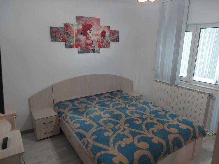 Apartament cu 3 camere decomandat, mobilat în Casa de Cultură