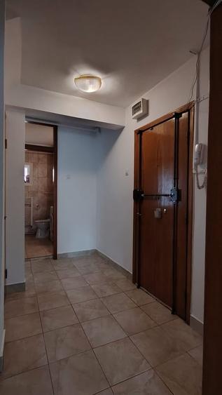 Apartament cu 3 camere decomandat în Basarab