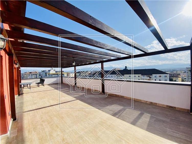Penthouse cu 4 camere semidecomandat în Mihai Viteazul