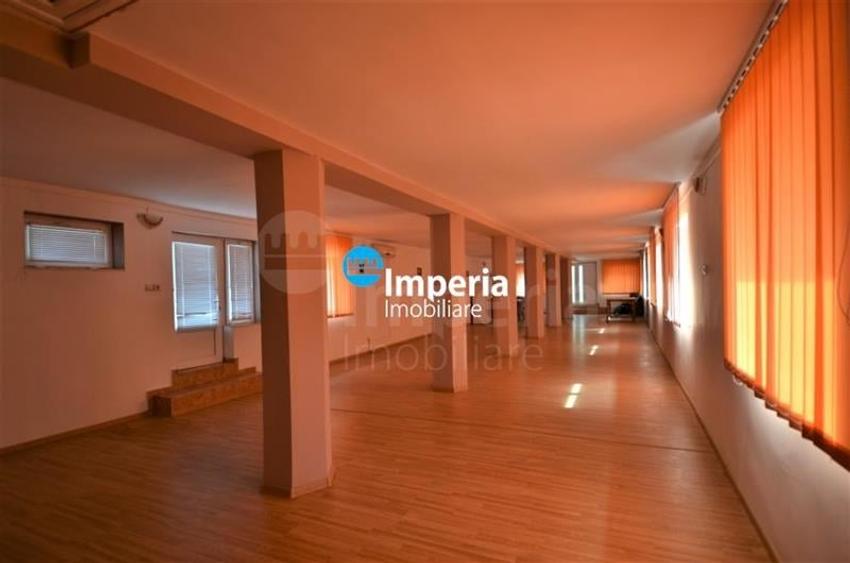 Casă individuală cu 11 camere cu Canalizare în Tomești