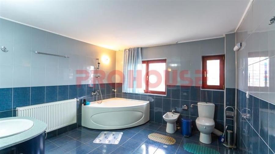 Casă individuală cu 6 camere cu Canalizare în Est