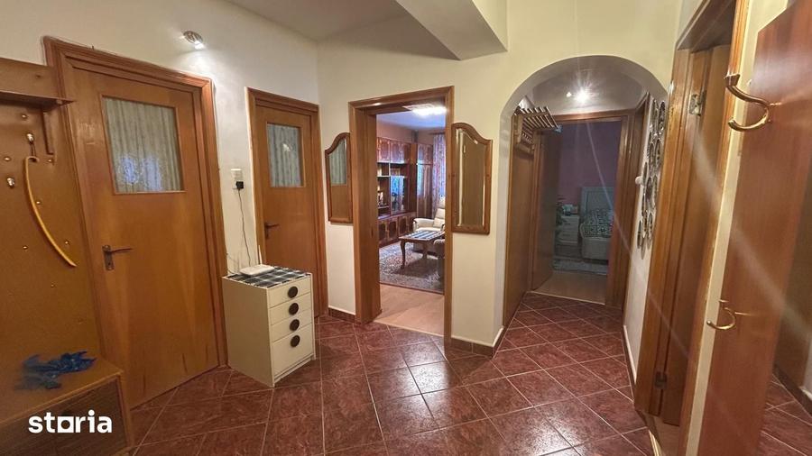 Apartament cu 3 camere decomandat în Valea Cetății