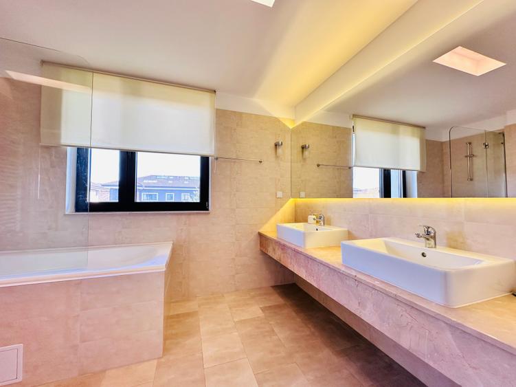 Duplex cu 9 camere cu Garaj în Central