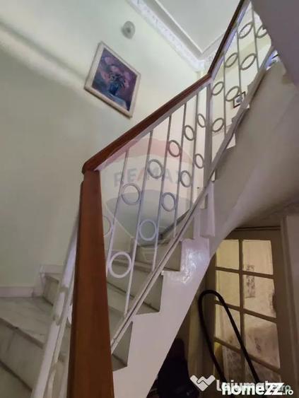 Casă cu 8 camere cu Teren 475 Mp în Uverturii