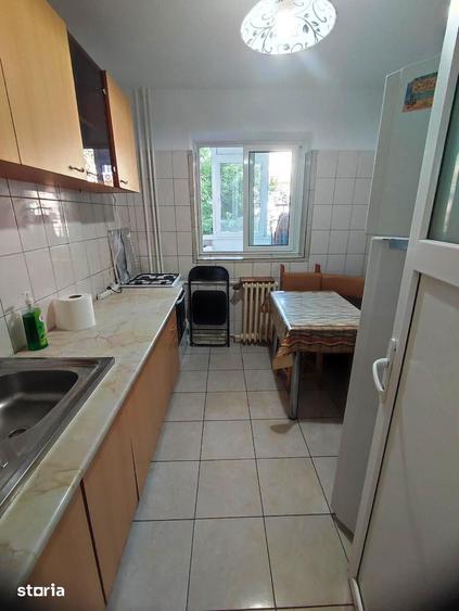 Apartament cu 3 camere semidecomandat în Rahova