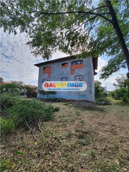 Casă cu 7 camere cu Teren 2700 Mp în Central