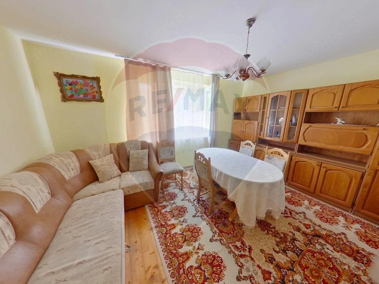 Casă cu 8 camere cu Teren 2694 Mp în Rona de Sus