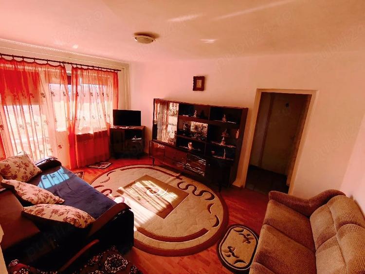 Apartament cu 3 camere semidecomandat, mobilat în Central