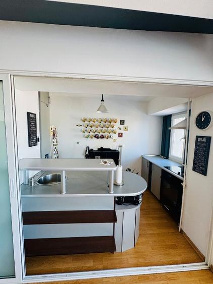 Apartament cu 3 camere decomandat în P-ța Victoriei