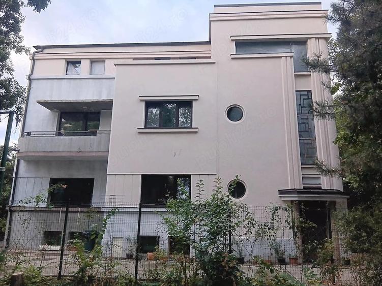 Apartament cu 3 camere decomandat în Exterior Vest