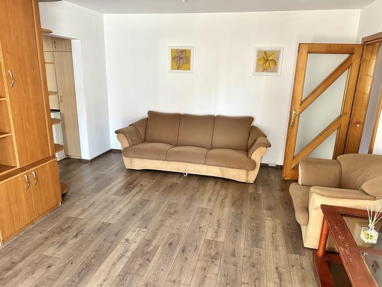 Apartament cu 3 camere semidecomandat, mobilat în Cetate