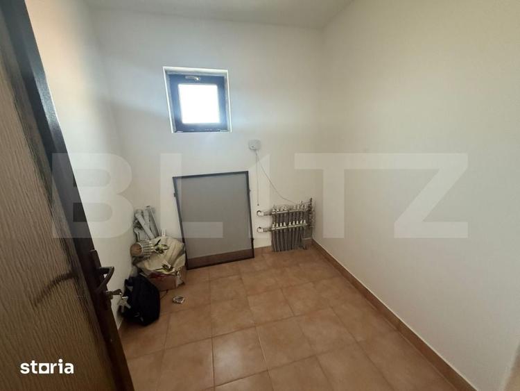 Casă cu 9 camere cu Teren 1000 Mp în Comișani
