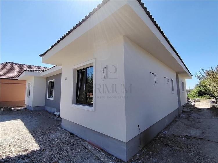Duplex cu 3 camere cu Canalizare în Albina