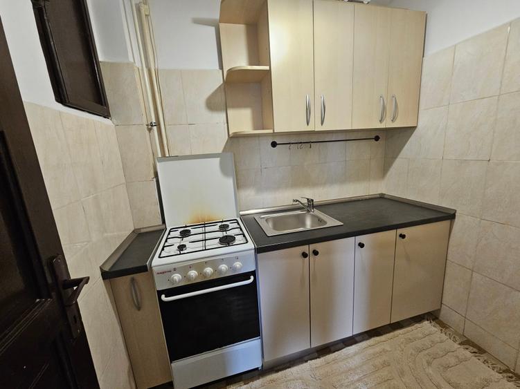 Apartament cu 2 camere semidecomandat, mobilat în P-ța Victoriei