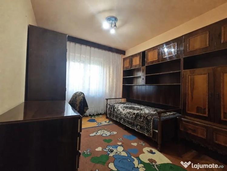 Apartament cu 3 camere decomandat în Girocului