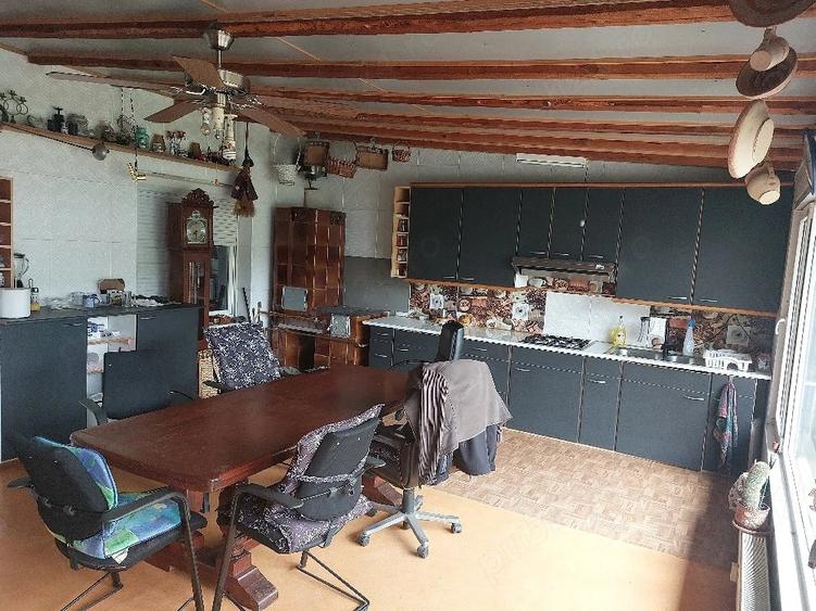 Casă cu 8 camere cu Teren 580 Mp în Central
