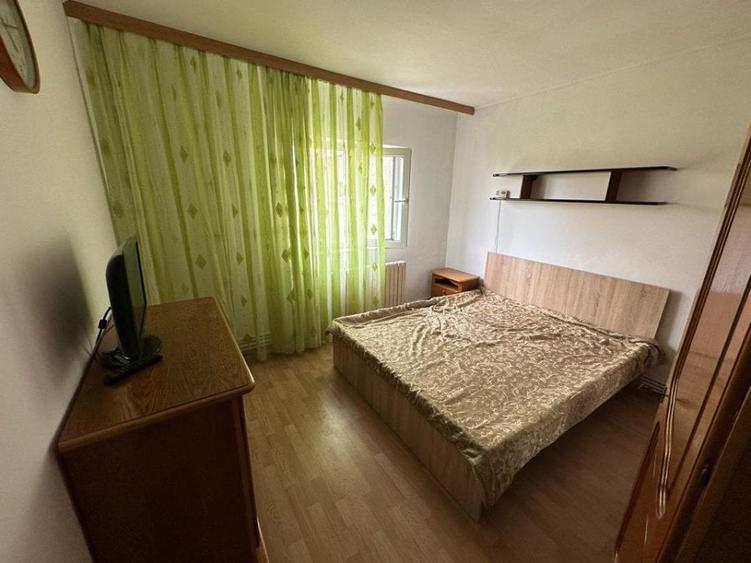 Apartament cu 3 camere decomandat, mobilat în Poarta 6