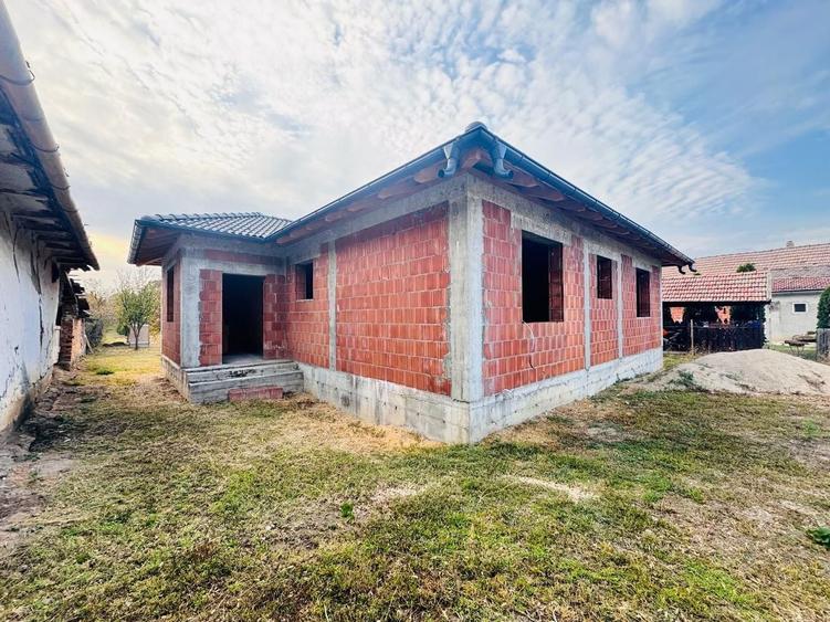 Casă cu 6 camere cu Canalizare în Semlac