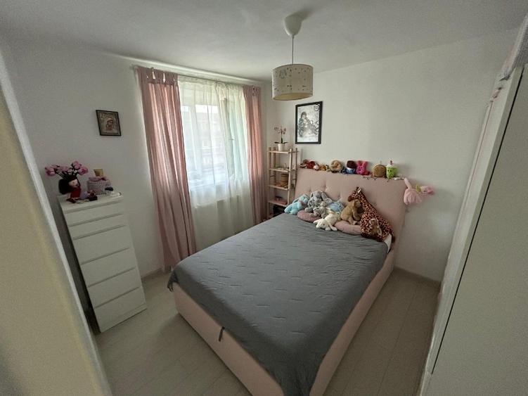 Apartament cu 3 camere semidecomandat în Tineretului